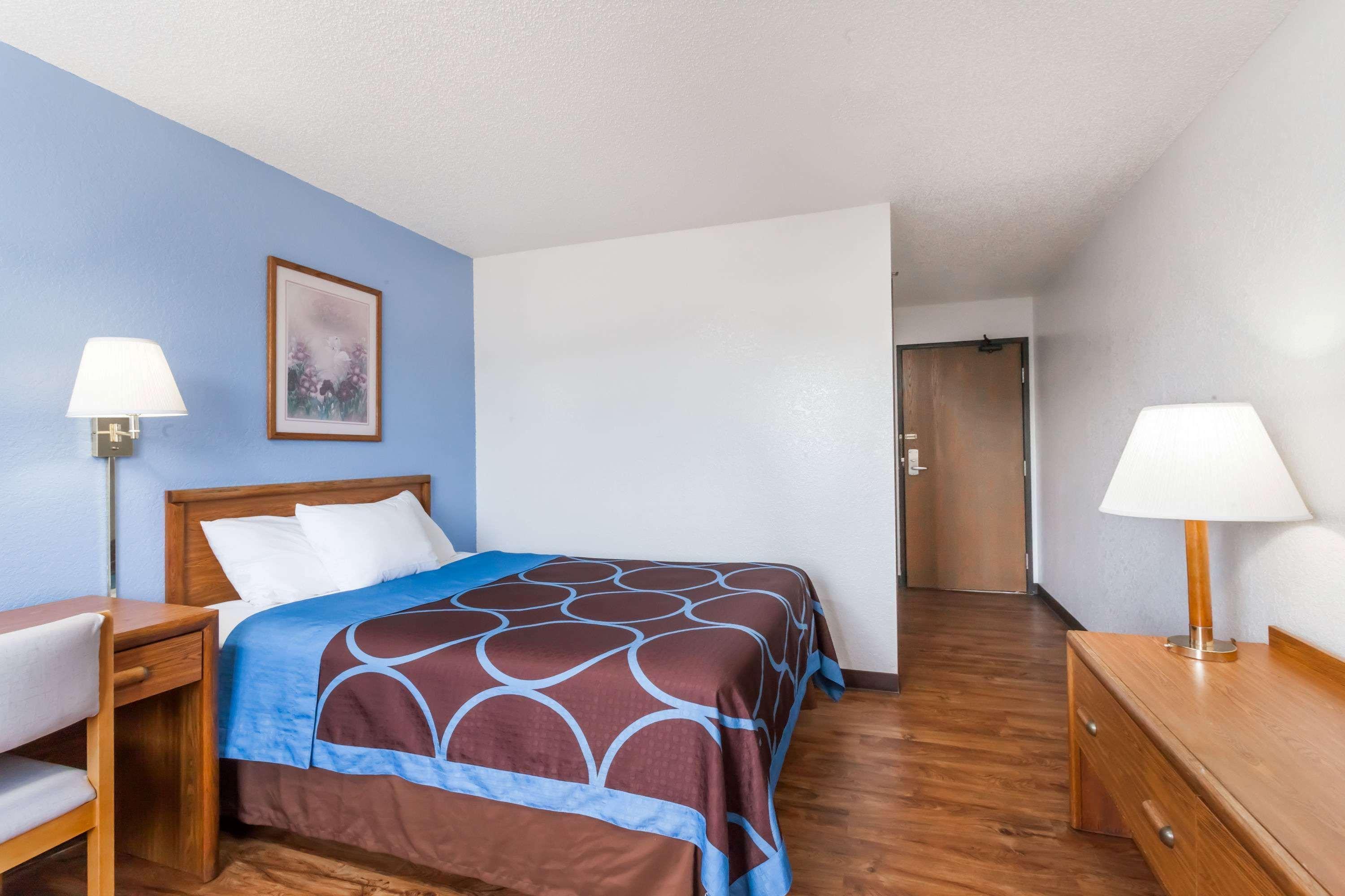 Super 8 By Wyndham Norwich Hotel Екстериор снимка