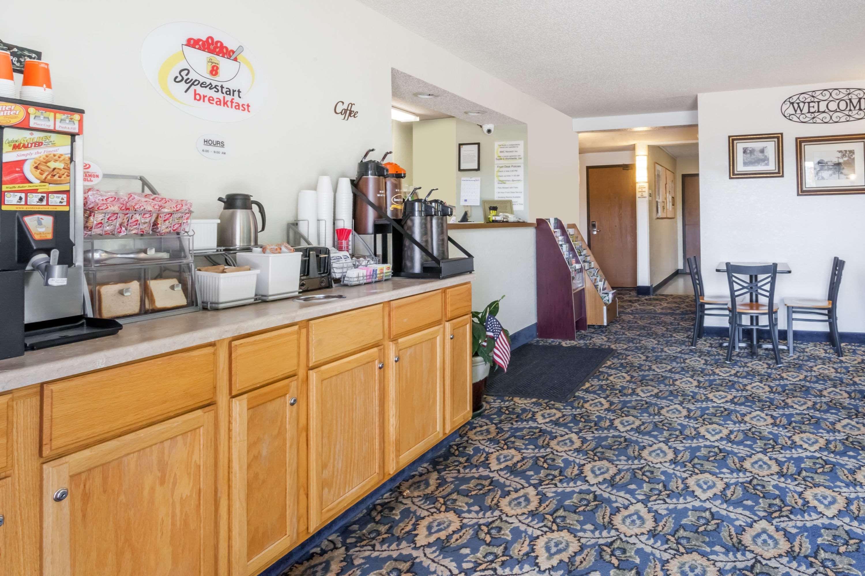 Super 8 By Wyndham Norwich Hotel Екстериор снимка