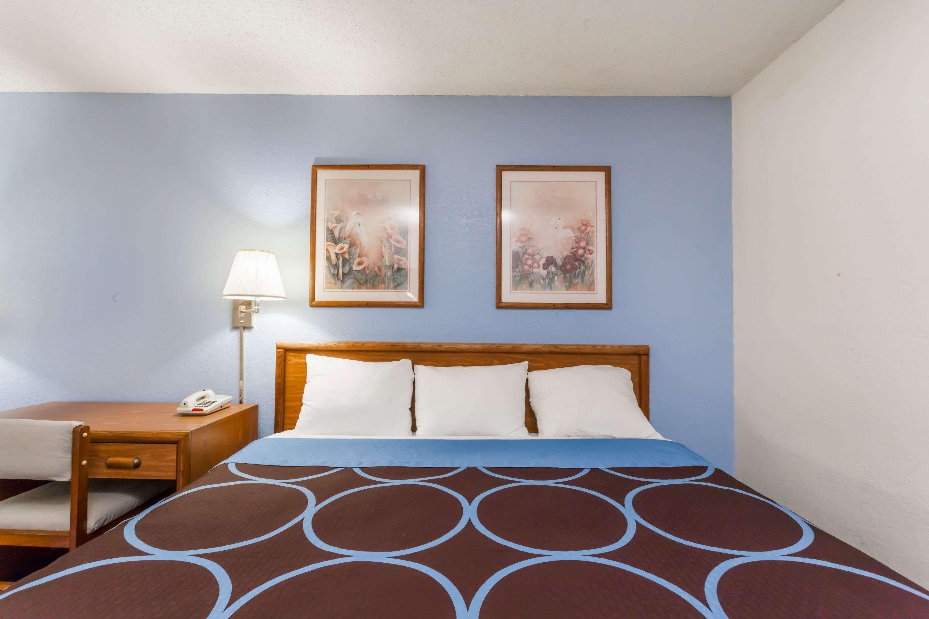 Super 8 By Wyndham Norwich Hotel Екстериор снимка